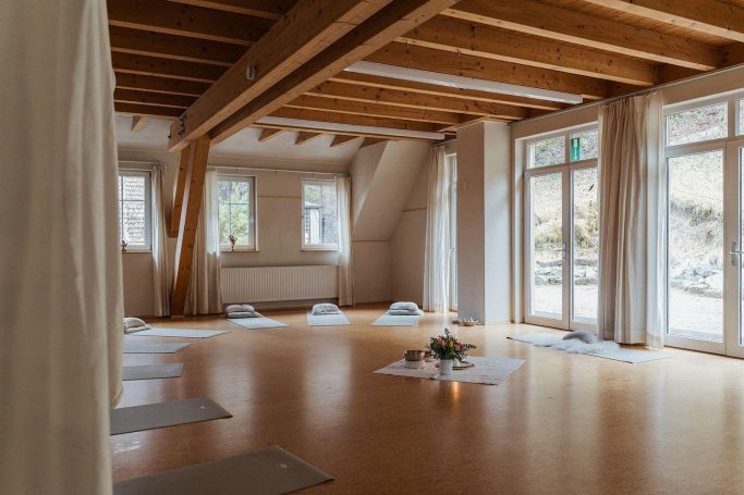 Yogaraum im Karuna mit Matten und Holzbalken