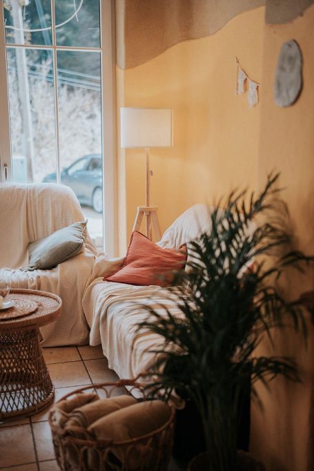 Gemütliche Sofaecke mit Pflanze im Karuna
